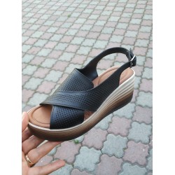 Comfolite Ortopedik kadın dolgu topuk sandalet siyah