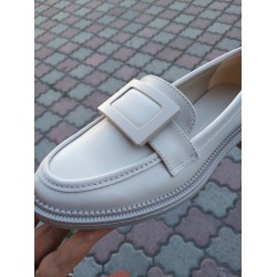 Trendy kare toka detaylı mevsimlik kadın ayakkabı krem