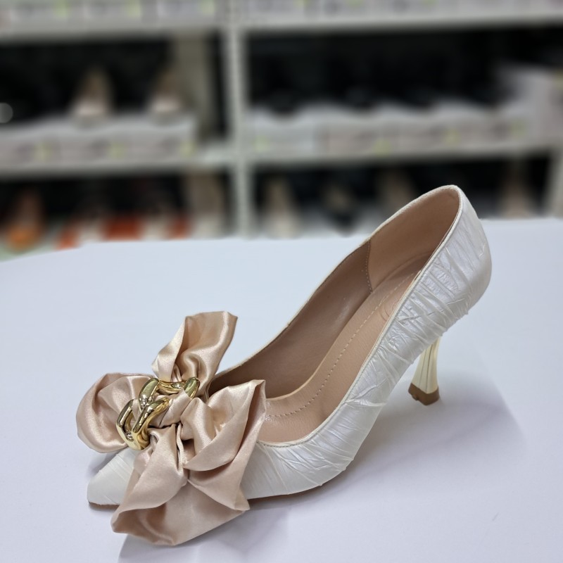 Nehir zincirli kumaş fiyonk detaylı topuklu stiletto krem