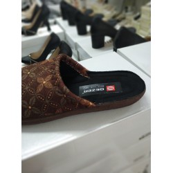 Gezer burnu kapalı kışlık kadın terlik çiçekli kahve