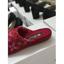 Gezer burnu kapalı kışlık kadın terlik çiçek desenli bordo