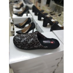 Gezer burnu kapalı kışlık kadın terlik çiçek desenli gri