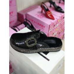 Paris burnu kapalı içi yünlü toka detaylı kadın terlik siyah