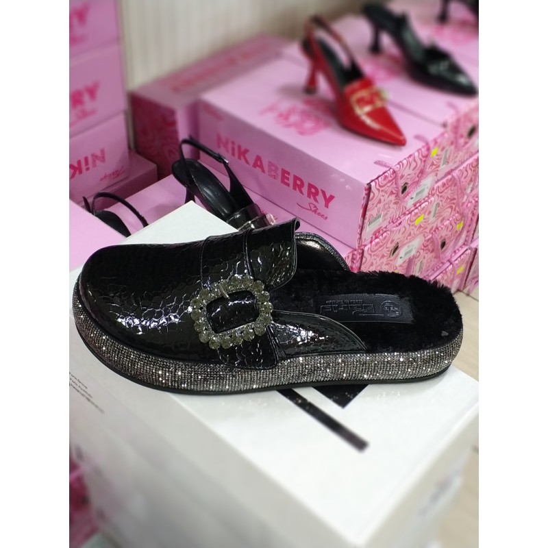 Paris burnu kapalı içi yünlü toka detaylı kadın terlik siyah