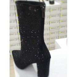 Nehir taş detaylı Topuklu yarım çizme siyah