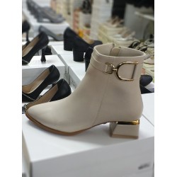 Ay ka gold toka detaylı kısa topuk kadın bot krem