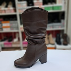 Kırışık görünümlü suni deri kadın topuklu çizme kahverengi