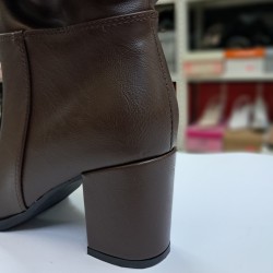 Kırışık görünümlü suni deri kadın topuklu çizme kahverengi