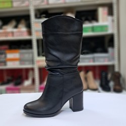 Kırışık görünümlü suni deri kadın topuklu çizme siyah