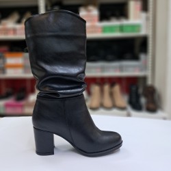 Kırışık görünümlü suni deri kadın topuklu çizme siyah