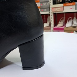 Kırışık görünümlü suni deri kadın topuklu çizme siyah