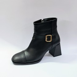 Nehir kemer detaylı kare burun kadın topuklu bot siyah