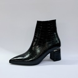 Delux Shoes deri görünümlü kadın topuklu bot siyah