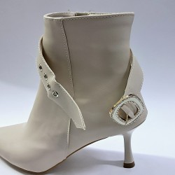 Tarhan kemer detaylı kadın topuklu bot krem