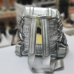 ÇÇS kırışık desen simli pullu büzgülü metalik sırt çantası gümüş