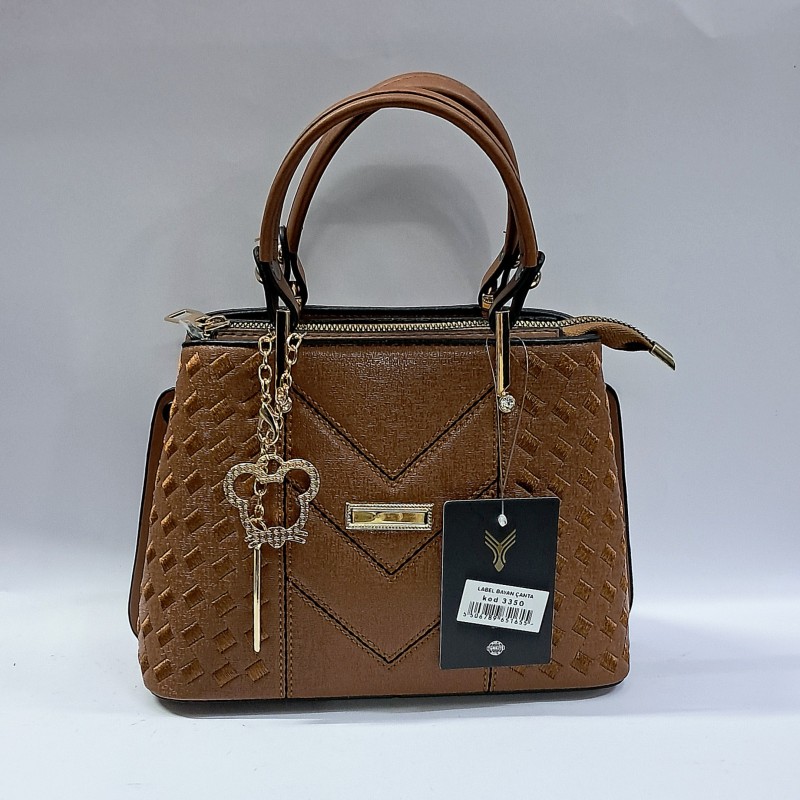 Label nakış desenli anahtarlıklı kadın kol çantası kahverengi