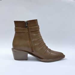 Paris kırışık görünümlü kemer detaylı kadın topuklu bot taba