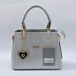 Label simli kumaş anahtarlıklı kadın kol çantası gümüş