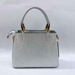 Label simli kumaş anahtarlıklı kadın kol çantası gümüş