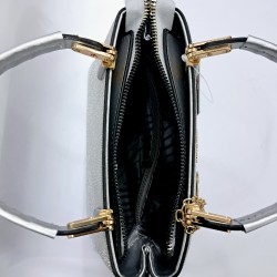 Label simli kumaş anahtarlıklı kadın kol çantası gümüş