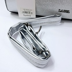 Label simli ve parlak kumaş abiye kadın kol çantası