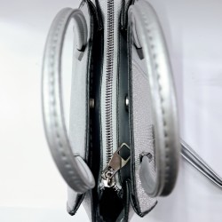 Label simli ve parlak kumaş abiye kadın kol çantası