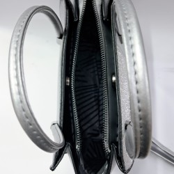 Label simli ve parlak kumaş abiye kadın kol çantası