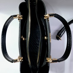 Label gold detaylı kadın kol çantası siyah