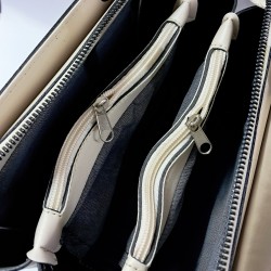 Label taş detaylı krinkıl görünümlü kadın kol çantası açık gold