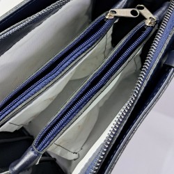 Label taş detaylı krinkıl görünümlü kadın kol çantası gece mavisi