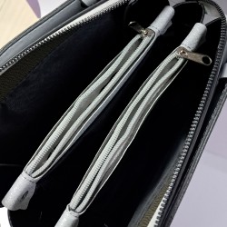 Label taş detaylı krinkıl görünümlü kadın kol çantası gümüş