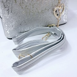 Label simli kumaş anahtarlıklı abiye kadın kol çantası gümüş