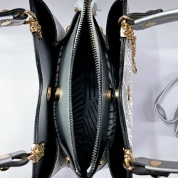 Label simli kumaş anahtarlıklı abiye kadın kol çantası gümüş