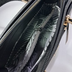 Label parlak kumaş kadın kol çantası siyah