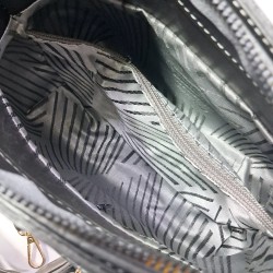 Label parlak kumaş kadın kol çantası antrasit