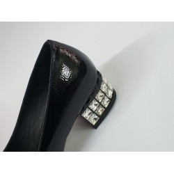 Topuğa taş detaylı kısa topuk rugan kadın ayakkabı siyah