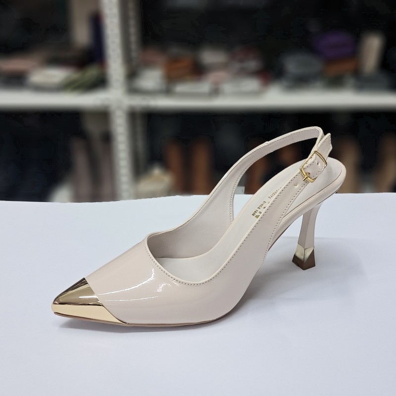 Elvan burnu gold detaylı arkası açık kadın topuklu ayakkabı bej