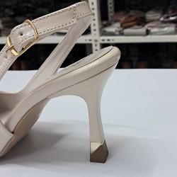 Elvan burnu gold detaylı arkası açık kadın topuklu ayakkabı bej