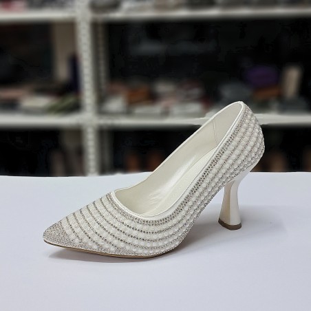 Elvan taş detaylı kadın topuklu ayakkabı beyaz