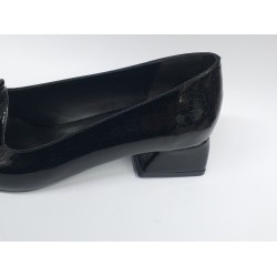 Paris taşlı gümüş toka detaylı kısa topuk rugan kadın ayakkabı siyah