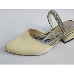 Taş bant detaylı kısa topuk kadın terlik şeffaf topuk krem