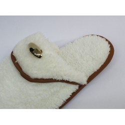 Burnu kapalı yünlü kışlık kadın terlik beyaz