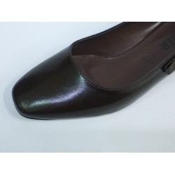 Nehir yan tarafı gold toka detaylı kısa topuk ayakkabı kahverengi