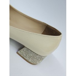 Paris burun ve Topuk kısmı taş detaylı kısa topuk kadın ayakkabı krem