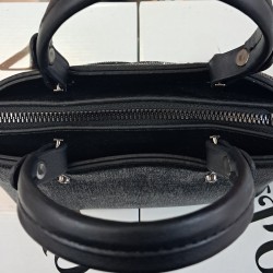 Label parlak kumaş taş detaylı kadın kol çantası siyah