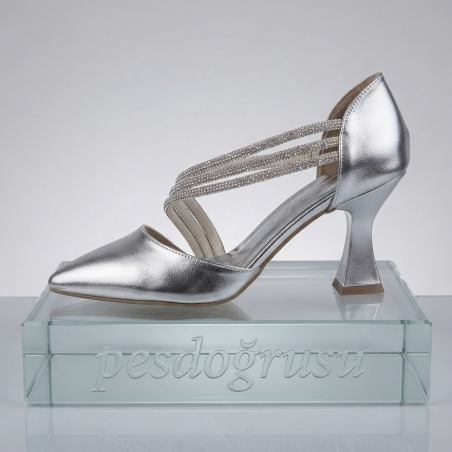 Lili taş detaylı aynalı kadın topuklu ayakkabı gümüş